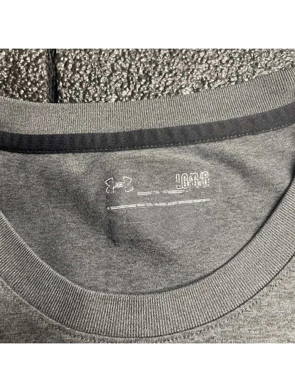 Under Armour Mens Sz Large HeatGear Loose Fit Gray Short Sleeve Workout Shirt
